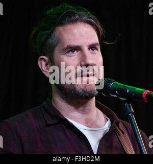 Bala Cynwyd, Pennsylvania, USA. 30. September 2015. US-amerikanischer Singer-Songwriter Matt Nathanson führt bei Mix 106 Ergebn Stockfoto