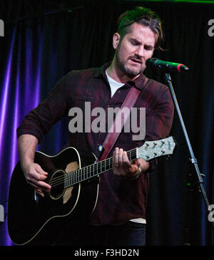 Bala Cynwyd, Pennsylvania, USA. 30. September 2015. US-amerikanischer Singer-Songwriter Matt Nathanson führt bei Mix 106 Ergebn Stockfoto