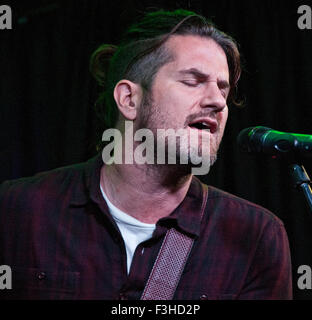 Bala Cynwyd, Pennsylvania, USA. 30. September 2015. US-amerikanischer Singer-Songwriter Matt Nathanson führt bei Mix 106 Ergebn Stockfoto