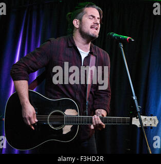 Bala Cynwyd, Pennsylvania, USA. 30. September 2015. US-amerikanischer Singer-Songwriter Matt Nathanson führt bei Mix 106 Ergebn Stockfoto