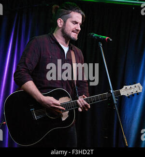 Bala Cynwyd, Pennsylvania, USA. 30. September 2015. US-amerikanischer Singer-Songwriter Matt Nathanson führt bei Mix 106 Ergebn Stockfoto