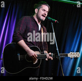 Bala Cynwyd, Pennsylvania, USA. 30. September 2015. US-amerikanischer Singer-Songwriter Matt Nathanson führt bei Mix 106 Ergebn Stockfoto