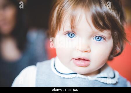 Porträt von weiblichen Kleinkind mit blauen Augen hautnah Stockfoto