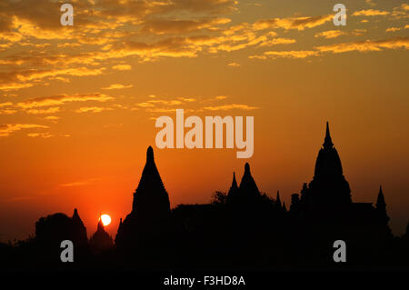 Silhouette der buddhistischen Tempel in Bagan bei Sonnenaufgang, Region Mandalay, Myanmar Stockfoto