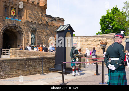 EDINBURGH, Schottland - 11. Juni 2015: Zugbrücke des Schlosses in Edinburgh in Schottland voller Touristen. Stockfoto