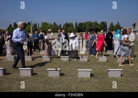 Menschen setzen rote Nelken auf russischen Gräbern in feierlichen göttlichen für die gefallenen bei der Evakuierung von Noworossijsk. CWGC Ost Mudros Stockfoto