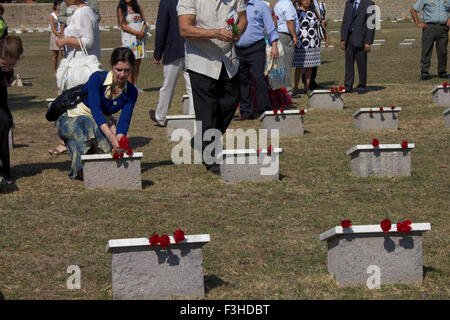 Russischen Nachkommen legen rote Nelken im Andenken an die Gefallenen in den Dienst der Gedenkfeier in der CWGC Friedhof Ost Mudros GR Stockfoto