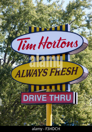 Tim Hortons frei stehende Restaurant Schild, Tim Hortons ist eine populäre kanadische Kaffee und Donut Shop A kanadische Institution Stockfoto