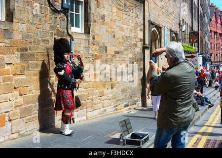 EDINBURGH, Schottland - 11. Juni 2015: Schottische Dudelsackpfeifer spielen seinen Dudelsack in der Altstadt von Edinburgh in Schottland Stockfoto