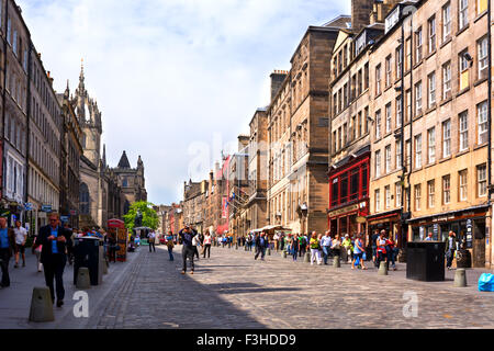 EDINBURGH, Schottland - 11. Juni 2015: The Royal Mile ist die Hauptstraße der Altstadt der Stadt Edinburgh, Schottland Stockfoto