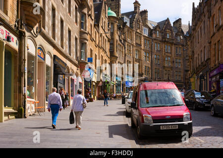 EDINBURGH, Schottland - 11. Juni 2015: Cockburn Street in der Altstadt mit vielen Geschäften und Cafés. Eine historische und touristische Straße Stockfoto