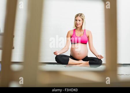 Volle Amtszeit Schwangerschaft junge Frau praktizieren yoga Stockfoto