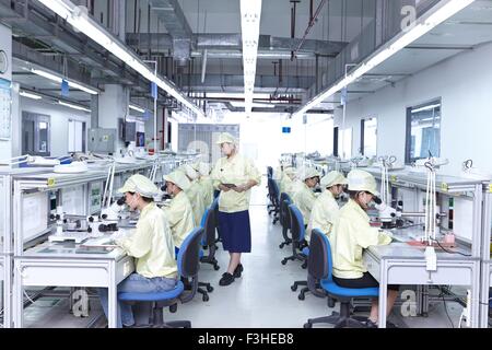 Vorgesetzten überwacht Qualität Check Station Fabrik zur Herstellung von flexiblen elektronischen Leiterplatten Stockfoto