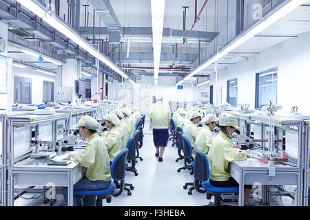 Vorgesetzten überwacht Qualität Check Station Fabrik zur Herstellung von flexiblen elektronischen Leiterplatten Stockfoto