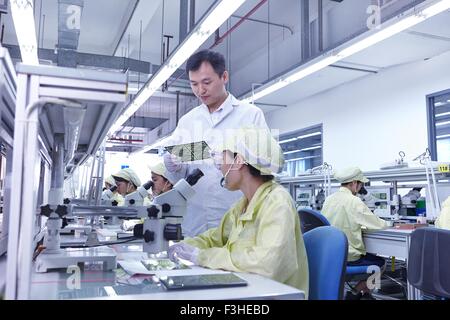 Vorgesetzten überwacht Qualität Check Station Fabrik zur Herstellung von flexiblen elektronischen Leiterplatten Stockfoto