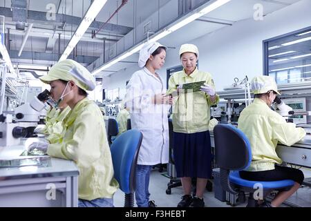 Vorgesetzten, die Überwachung der Arbeit Qualität Check Station Fabrik zur Herstellung von flexiblen elektronischen Leiterplatten Stockfoto