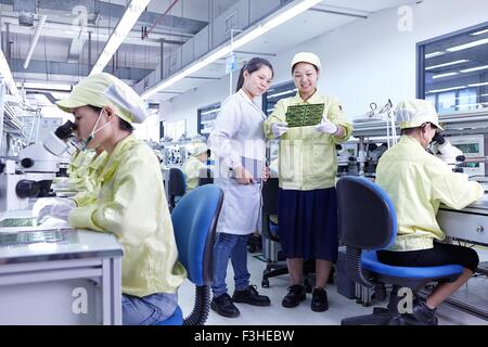 Vorgesetzten, die Überwachung der Arbeit Qualität Check Station Fabrik zur Herstellung von flexiblen elektronischen Leiterplatten Stockfoto