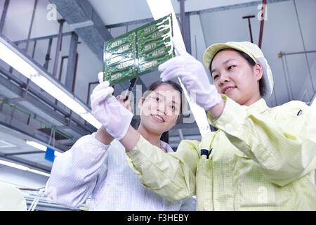 Vorgesetzten, die Überwachung der Arbeit Qualität Check Station Fabrik zur Herstellung von flexiblen elektronischen Leiterplatten Stockfoto