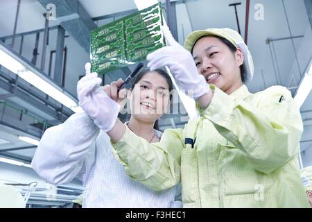 Vorgesetzten, die Überwachung der Arbeit Qualität Check Station Fabrik zur Herstellung von flexiblen elektronischen Leiterplatten Stockfoto