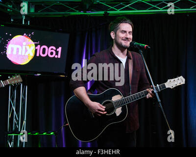 Bala Cynwyd, Pennsylvania, USA. 30. September 2015. US-amerikanischer Singer-Songwriter Matt Nathanson führt bei Mix 106 Ergebn Stockfoto