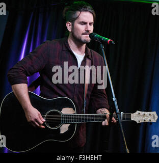 Bala Cynwyd, Pennsylvania, USA. 30. September 2015. US-amerikanischer Singer-Songwriter Matt Nathanson führt bei Mix 106 Ergebn Stockfoto