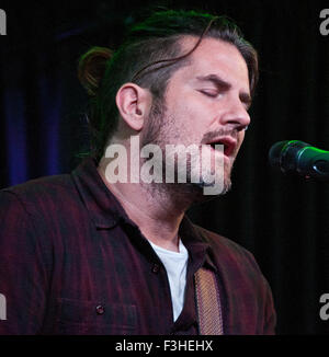 Bala Cynwyd, Pennsylvania, USA. 30. September 2015. US-amerikanischer Singer-Songwriter Matt Nathanson führt bei Mix 106 Ergebn Stockfoto