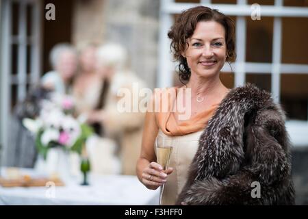 Elegante Reife Frauen genießen Champagner im Stadtgarten Stockfoto