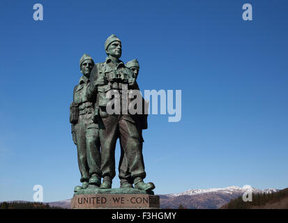 Commando Mahnmal gegen den blauen Himmel und schneebedeckte Berge im Hintergrund Stockfoto
