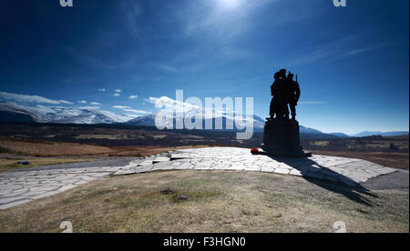Kommando-Denkmal mit Blick auf Ben Nevis und Aonach Mòr, Spean Bridge, Schottland in der silhouette Stockfoto