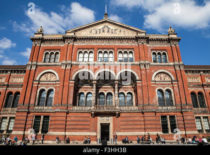 LONDON, UK - 2. Oktober 2015: Victoria and Albert Museum angesehen vom Innenhof in London am 2. Oktober 2015. Stockfoto