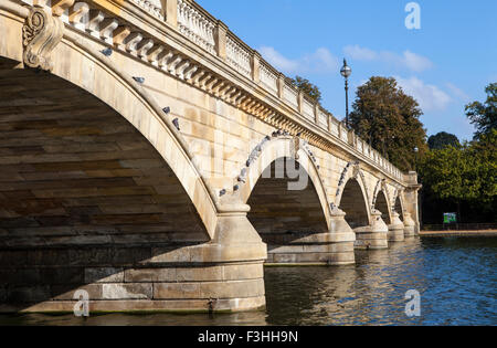 Die Serpentine Brücke überspannt den Serpentine-See im Hyde Park, London. Stockfoto