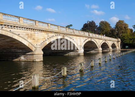 Die Serpentine Brücke überspannt den Serpentine-See im Hyde Park, London. Stockfoto