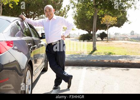 Portrait von senior Mann stehend neben dem Auto Stockfoto