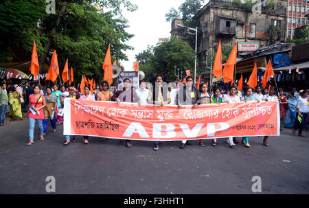 Kolkata, Indien. 7. Oktober 2015. Akhil Bharatiya Vidyarthi Parishad organisierte eine Kundgebung genannt "Charta Sakti Mahamichil' um Campus Bildung für Bengal zu speichern. ABVP sammelten für ihre acht Forderungen einschließlich um politischer Gewalt und Lehrer Belästigung im Campus zu stoppen, Anarchie in SSC und TET Prüfung und anderen zu stoppen. © Saikat Paul/Pacific Press/Alamy Live-Nachrichten Stockfoto