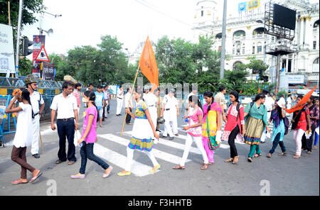 Kolkata, Indien. 7. Oktober 2015. Akhil Bharatiya Vidyarthi Parishad organisierte eine Kundgebung genannt "Charta Sakti Mahamichil' um Campus Bildung für Bengal zu speichern. ABVP sammelten für ihre acht Forderungen einschließlich um politischer Gewalt und Lehrer Belästigung im Campus zu stoppen, Anarchie in SSC und TET Prüfung und anderen zu stoppen. © Saikat Paul/Pacific Press/Alamy Live-Nachrichten Stockfoto