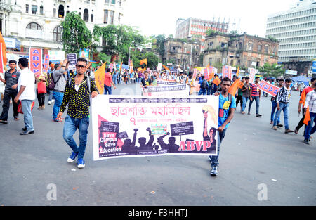 Kolkata, Indien. 7. Oktober 2015. Akhil Bharatiya Vidyarthi Parishad organisierte eine Kundgebung genannt "Charta Sakti Mahamichil' um Campus Bildung für Bengal zu speichern. ABVP sammelten für ihre acht Forderungen einschließlich um politischer Gewalt und Lehrer Belästigung im Campus zu stoppen, Anarchie in SSC und TET Prüfung und anderen zu stoppen. © Saikat Paul/Pacific Press/Alamy Live-Nachrichten Stockfoto