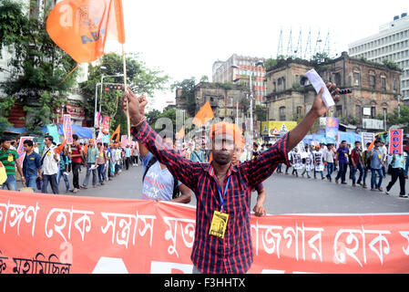 Kolkata, Indien. 7. Oktober 2015. Akhil Bharatiya Vidyarthi Parishad organisierte eine Kundgebung genannt "Charta Sakti Mahamichil' um Campus Bildung für Bengal zu speichern. ABVP sammelten für ihre acht Forderungen einschließlich um politischer Gewalt und Lehrer Belästigung im Campus zu stoppen, Anarchie in SSC und TET Prüfung und anderen zu stoppen. © Saikat Paul/Pacific Press/Alamy Live-Nachrichten Stockfoto