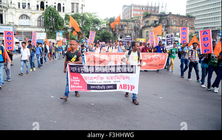 Kolkata, Indien. 7. Oktober 2015. Akhil Bharatiya Vidyarthi Parishad organisierte eine Kundgebung genannt "Charta Sakti Mahamichil' um Campus Bildung für Bengal zu speichern. ABVP sammelten für ihre acht Forderungen einschließlich um politischer Gewalt und Lehrer Belästigung im Campus zu stoppen, Anarchie in SSC und TET Prüfung und anderen zu stoppen. © Saikat Paul/Pacific Press/Alamy Live-Nachrichten Stockfoto