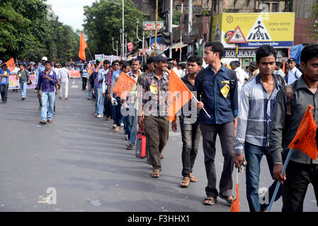 Kolkata, Indien. 7. Oktober 2015. Akhil Bharatiya Vidyarthi Parishad organisierte eine Kundgebung genannt "Charta Sakti Mahamichil' um Campus Bildung für Bengal zu speichern. ABVP sammelten für ihre acht Forderungen einschließlich um politischer Gewalt und Lehrer Belästigung im Campus zu stoppen, Anarchie in SSC und TET Prüfung und anderen zu stoppen. © Saikat Paul/Pacific Press/Alamy Live-Nachrichten Stockfoto