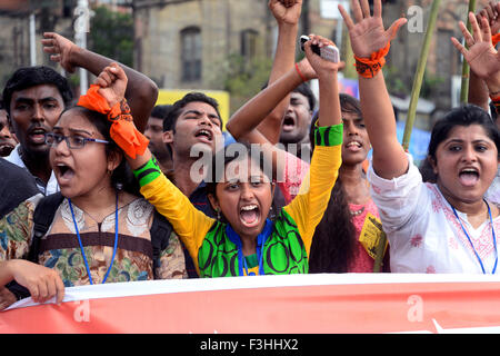 Kolkata, Indien. 7. Oktober 2015. Akhil Bharatiya Vidyarthi Parishad organisierte eine Kundgebung genannt "Charta Sakti Mahamichil' um Campus Bildung für Bengal zu speichern. ABVP sammelten für ihre acht Forderungen einschließlich um politischer Gewalt und Lehrer Belästigung im Campus zu stoppen, Anarchie in SSC und TET Prüfung und anderen zu stoppen. © Saikat Paul/Pacific Press/Alamy Live-Nachrichten Stockfoto