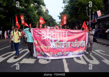 Kolkata, Indien. 7. Oktober 2015. CPI(ml) Red Star College street sammelten und legt ein Memorandum an den Gouverneur von West Bengal anspruchsvolle Bauer Probleme zu lösen, zum Öffnen der geschlossenen Industrie und Fabrik, zur Lösung des Problems bei Tee und Jute-Industrie. © Saikat Paul/Pacific Press/Alamy Live-Nachrichten Stockfoto