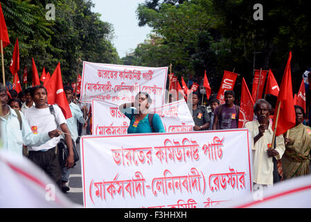 Kolkata, Indien. 7. Oktober 2015. CPI(ml) Red Star College street sammelten und legt ein Memorandum an den Gouverneur von West Bengal anspruchsvolle Bauer Probleme zu lösen, zum Öffnen der geschlossenen Industrie und Fabrik, zur Lösung des Problems bei Tee und Jute-Industrie. © Saikat Paul/Pacific Press/Alamy Live-Nachrichten Stockfoto