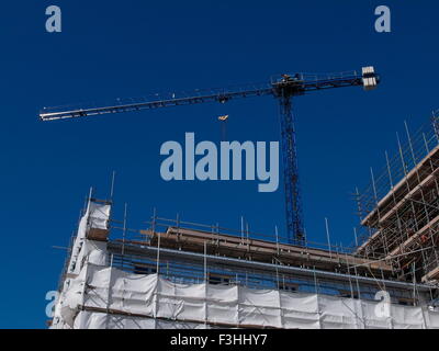 AJAXNETPHOTO. WORTHING, ENGLAND. -KRAN OVERHEAD AUF GEBÄUDE IM BAU IN DER NÄHE VON MEER FOTO: JONATHAN EASTLAND/AJAX REF: GX141604 3885 Stockfoto