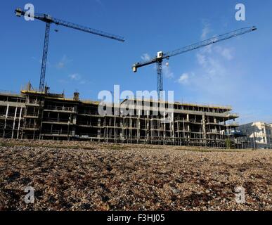 AJAXNETPHOTO. WORTHING, ENGLAND. -OVERHEAD CRANES AUF GEBÄUDE IM BAU IN DER NÄHE VON MEER FOTO: JONATHAN EASTLAND/AJAX REF: P78 132810 20 Stockfoto