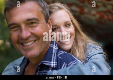 Porträt von reifer Mann und junge blonde behaarte Freundin Stockfoto