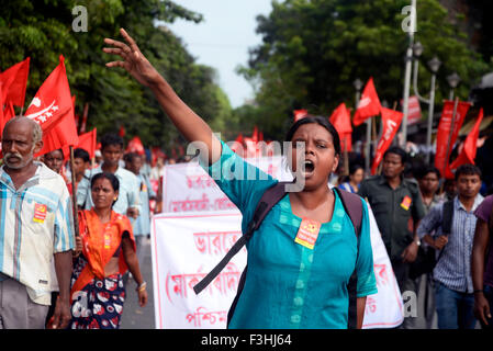 Kolkata, Indien. 7. Oktober 2015. CPI(ml) Red Star College street sammelten und legt ein Memorandum an den Gouverneur von West Bengal anspruchsvolle Bauer Probleme zu lösen, zum Öffnen der geschlossenen Industrie und Fabrik, zur Lösung des Problems bei Tee und Jute-Industrie. © Saikat Paul/Pacific Press/Alamy Live-Nachrichten Stockfoto