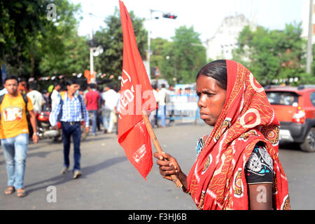 Kolkata, Indien. 7. Oktober 2015. CPI(ml) Red Star College street sammelten und legt ein Memorandum an den Gouverneur von West Bengal anspruchsvolle Bauer Probleme zu lösen, zum Öffnen der geschlossenen Industrie und Fabrik, zur Lösung des Problems bei Tee und Jute-Industrie. © Saikat Paul/Pacific Press/Alamy Live-Nachrichten Stockfoto