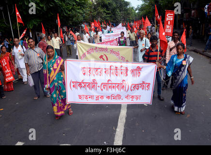 Kolkata, Indien. 7. Oktober 2015. CPI(ml) Red Star College street sammelten und legt ein Memorandum an den Gouverneur von West Bengal anspruchsvolle Bauer Probleme zu lösen, zum Öffnen der geschlossenen Industrie und Fabrik, zur Lösung des Problems bei Tee und Jute-Industrie. © Saikat Paul/Pacific Press/Alamy Live-Nachrichten Stockfoto