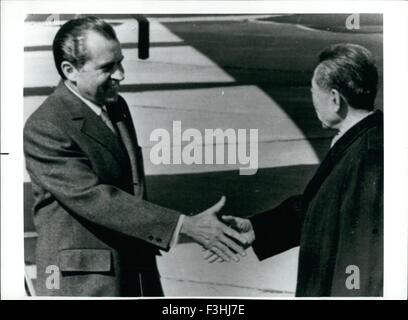 24. Februar 1972 - ist Peking Ankunft Präsident Richard Nixon bei Ankunft am Flughafen von Peking von Premier Chou En-Lai von der Volksrepublik China begrüßt. Dies war das erste Mal, das ein Präsidenten der Vereinigten Staaten das asiatische Land während im Büro besucht. Herr Nixon kam aus Guam mit einem kurzen Zwischenstopp in Shanghai einen chinesischen Navigator abholen. © Keystone Bilder USA/ZUMAPRESS.com/Alamy Live-Nachrichten Stockfoto