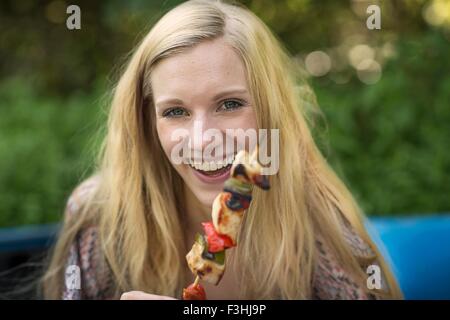 Porträt der jungen Frau mit Grill Kebab stick Stockfoto